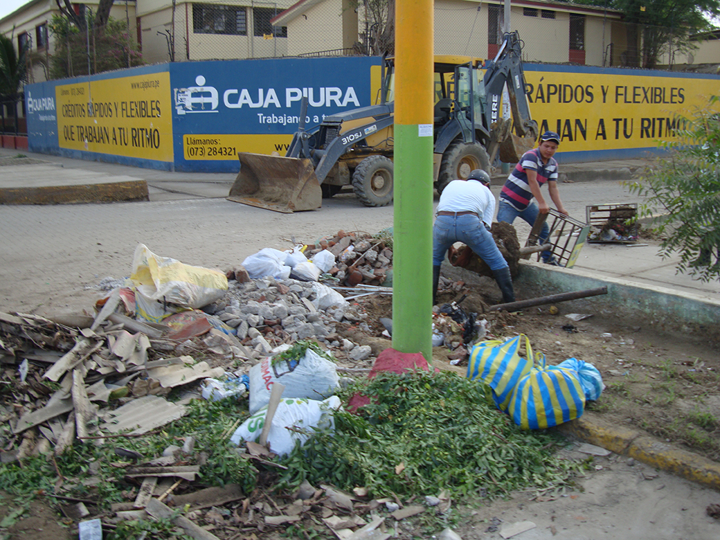 Multan A Vecinos De Castilla Por Arrojar Basura En La V A P Blica