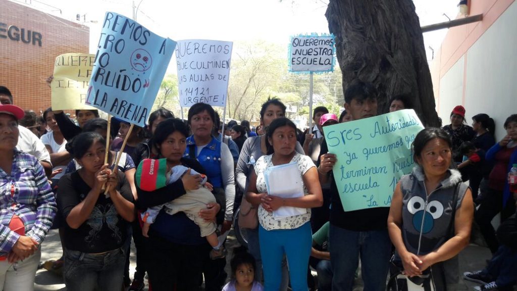 Padres y profesores protestan en el GR para exigir culminación de obra