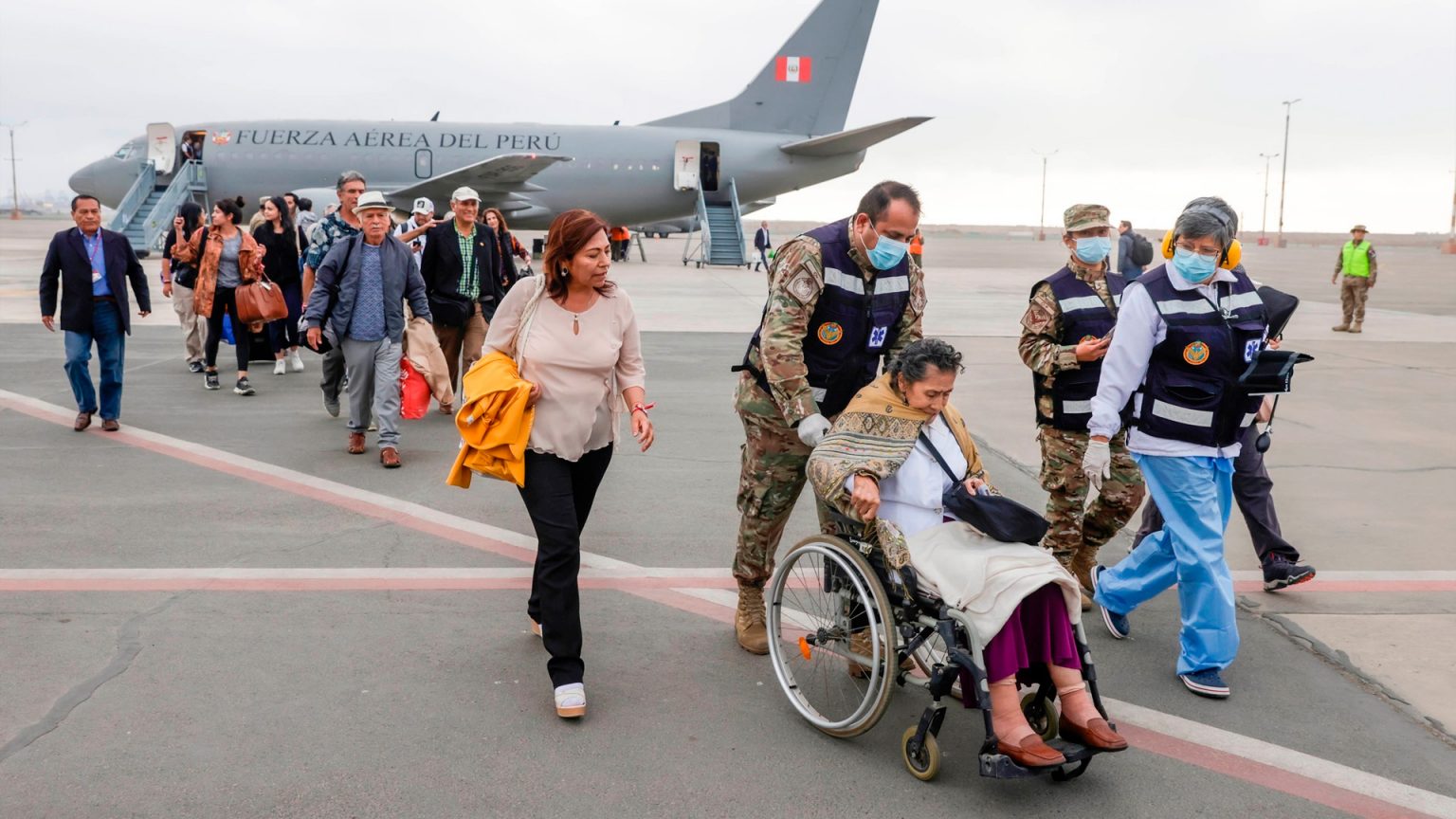 25 peruanos repatriados de Israel llegan a Lima en avión presidencial