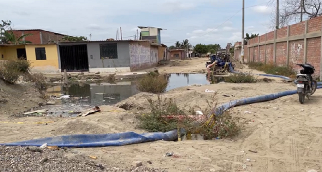 Piura Vecinos De Tres Aa Hh Denuncian Que Colapso De Desag E Podr A