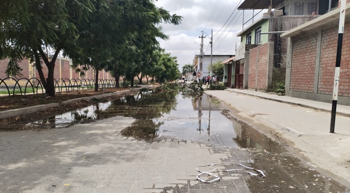 Piura vecinos de la Urb Los Jardines piden solución al colapso de