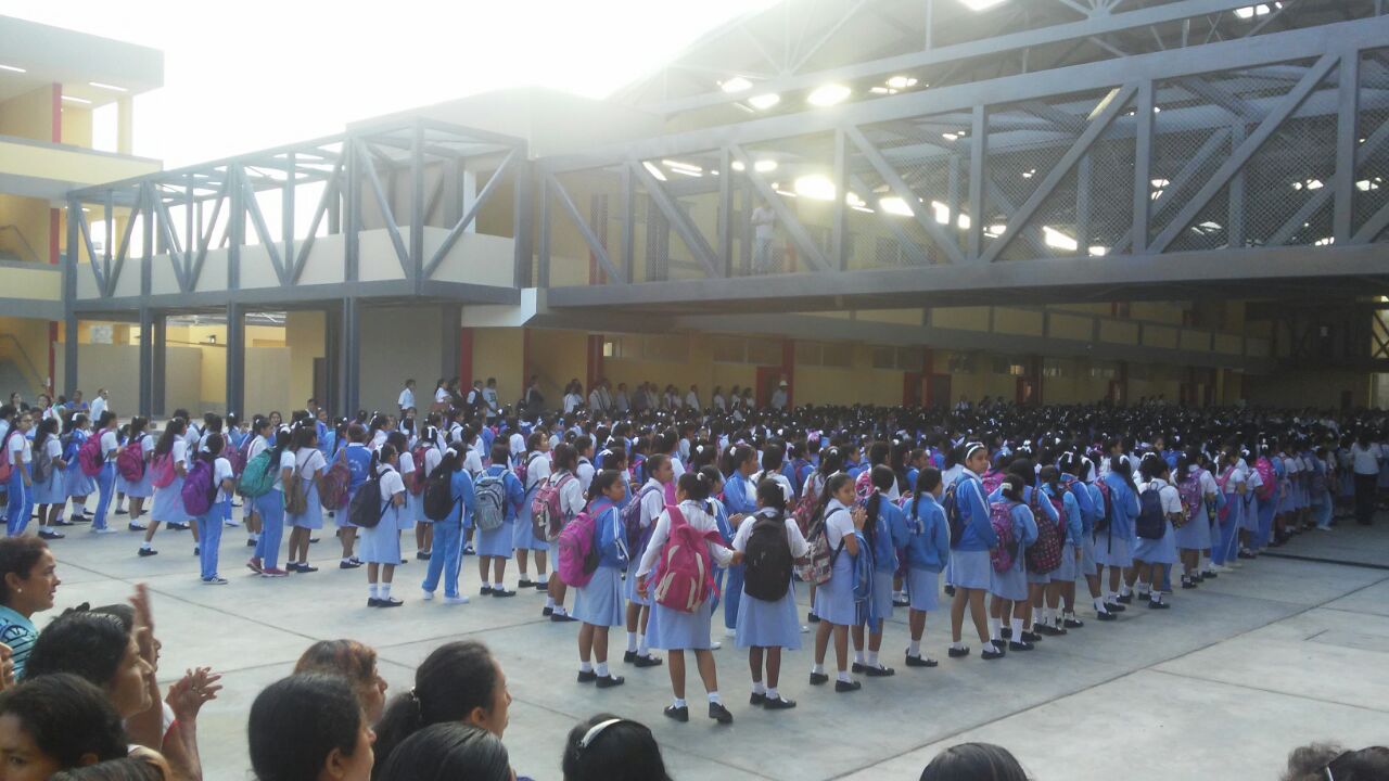 Piura Alumnas Del Fátima Regresan A Su Nuevo Colegio Aún En Construcción