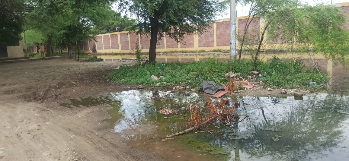 Piura Familias De Los Algarrobos Viven En Medio De Aguas De Desag Es Mezcladas Con La Lluvia